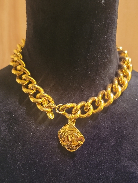 CHANEL Jewelry - Vintage CHANEL Gold-Tone Chunky Chain  Choker Necklace with Interlocked Pendant